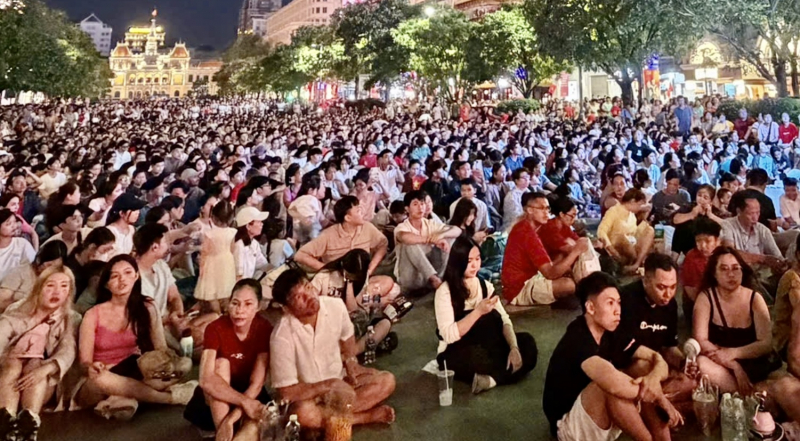 Lung linh pháo hoa trong ngày lễ 30/4 trên thành phố mang tên Bác -0