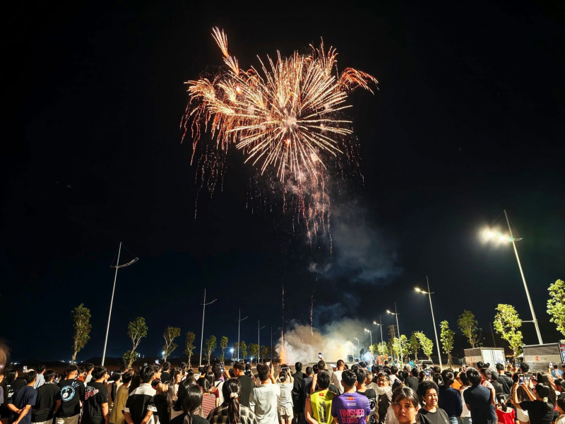 Lung linh pháo hoa trong ngày lễ 30/4 trên thành phố mang tên Bác -0