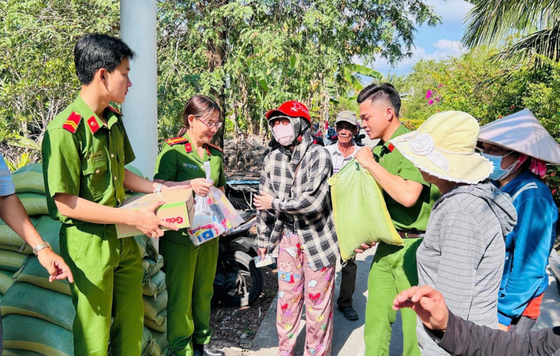 Công an Cà Mau với nhiều hoạt động tri ân gia đình chính sách, người có công -0