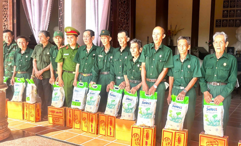 Công an Cà Mau với nhiều hoạt động tri ân gia đình chính sách, người có công -0