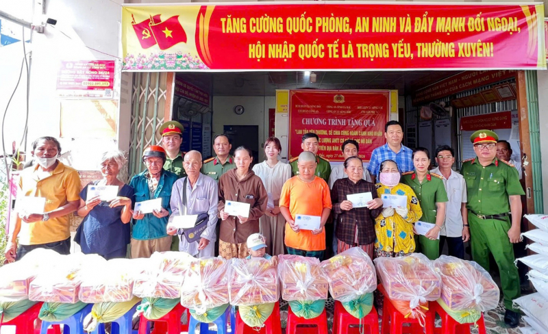 Công an Cà Mau với nhiều hoạt động tri ân gia đình chính sách, người có công -0