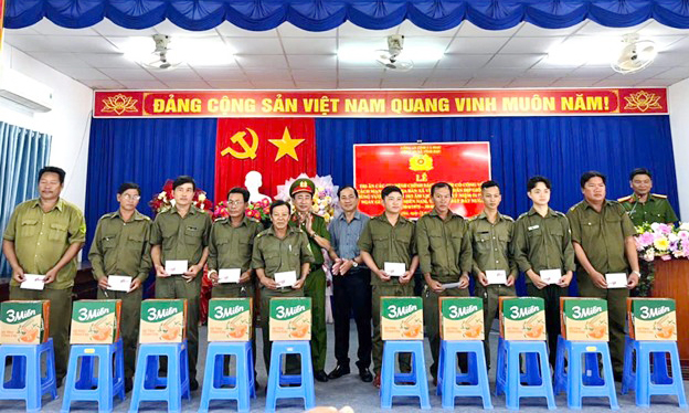 Công an Cà Mau với nhiều hoạt động tri ân gia đình chính sách, người có công -0