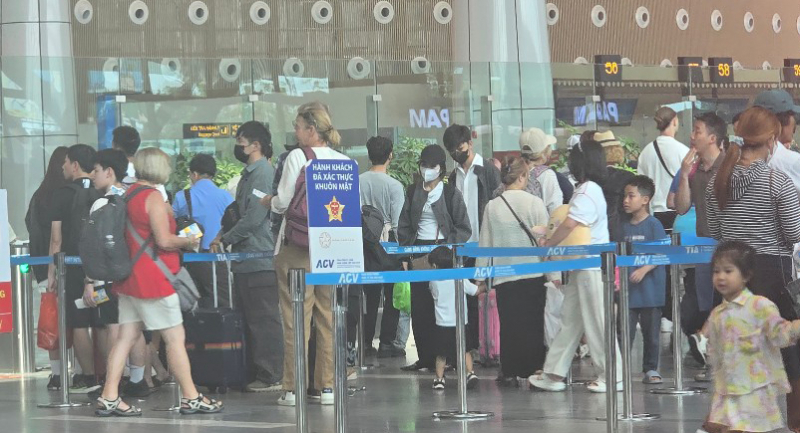 Số chuyến bay và lượng hành khách quốc tế tại Tân Sơn Nhất cao ngang ngửa các chặng bay nội địa  -0