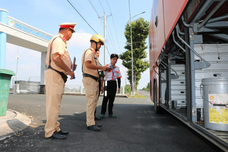 Công an các tỉnh Tây Nam Bộ chủ động giữ vững ANTT và TTATGT kỳ nghỉ lễ -0