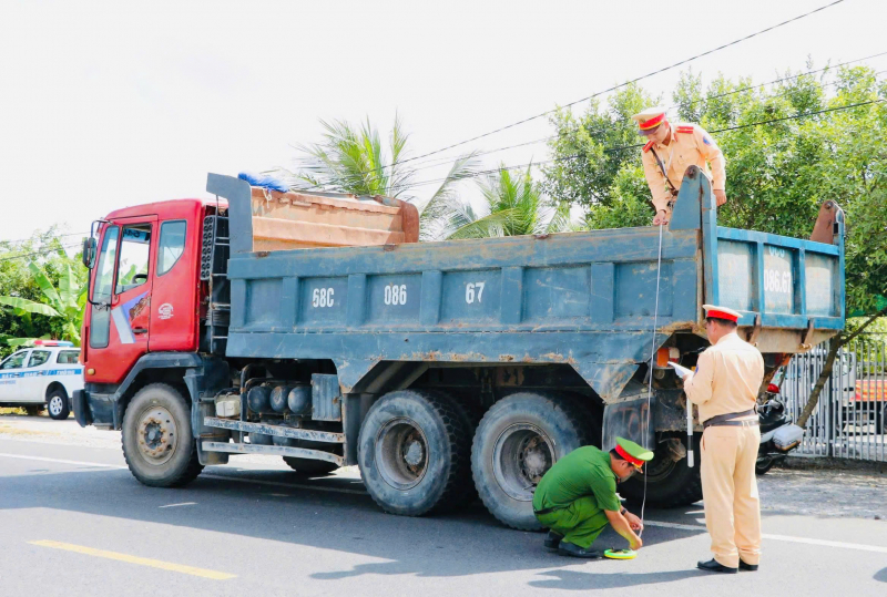 Công an các tỉnh Tây Nam Bộ chủ động giữ vững ANTT và TTATGT kỳ nghỉ lễ -0