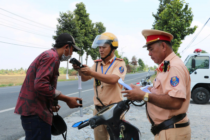 Công an các tỉnh Tây Nam Bộ chủ động giữ vững ANTT và TTATGT kỳ nghỉ lễ -1