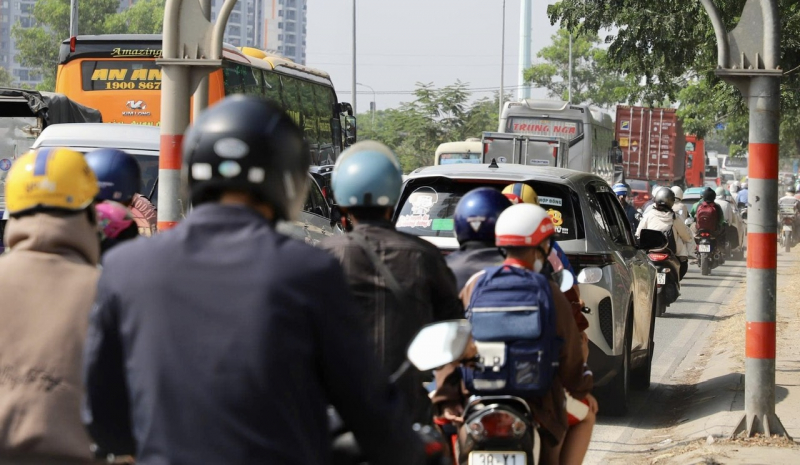 Ùn ứ giao thông các cửa ngõ TP Hồ Chí Minh ngày đầu nghỉ lễ 30/4 -1