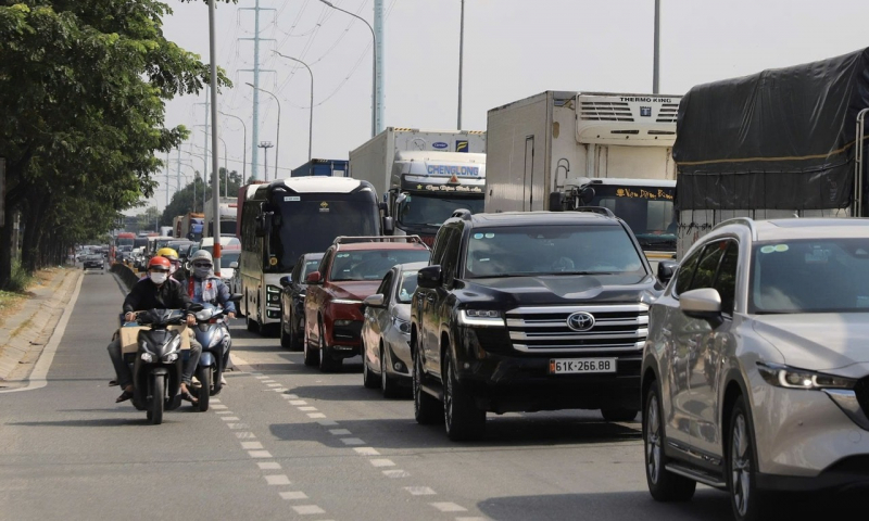 Ùn ứ giao thông các cửa ngõ TP Hồ Chí Minh ngày đầu nghỉ lễ 30/4 -2