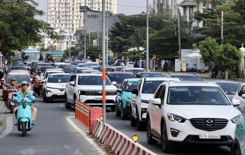 Ùn ứ giao thông các cửa ngõ TP Hồ Chí Minh ngày đầu nghỉ lễ 30/4 -3