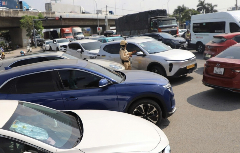 Ùn ứ giao thông các cửa ngõ TP Hồ Chí Minh ngày đầu nghỉ lễ 30/4 -0