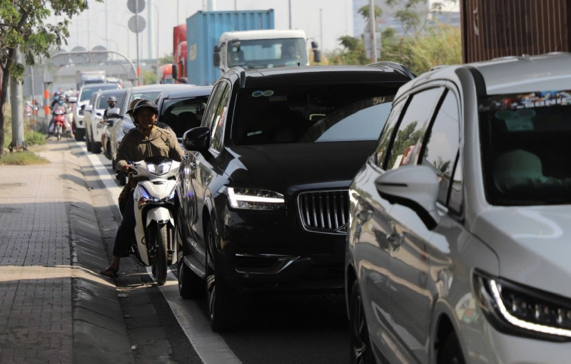 Ùn ứ giao thông các cửa ngõ TP Hồ Chí Minh ngày đầu nghỉ lễ 30/4 -4