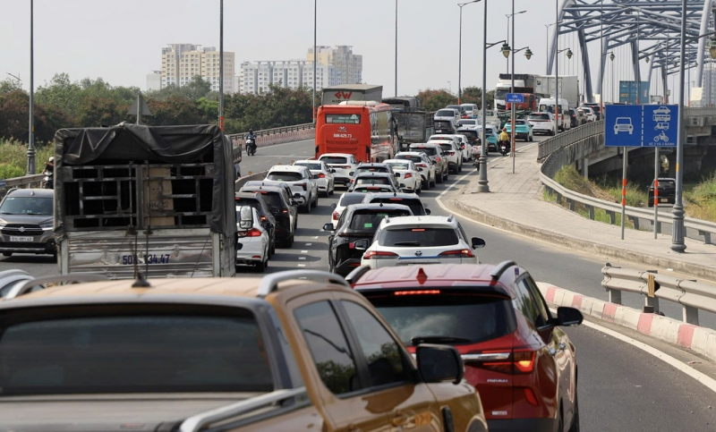 Ùn ứ giao thông các cửa ngõ TP Hồ Chí Minh ngày đầu nghỉ lễ 30/4 -0