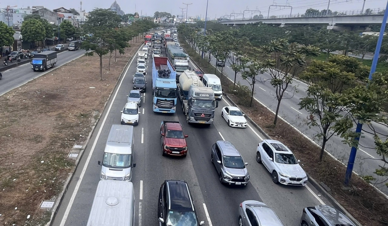 Ùn ứ giao thông các cửa ngõ TP Hồ Chí Minh ngày đầu nghỉ lễ 30/4 -1