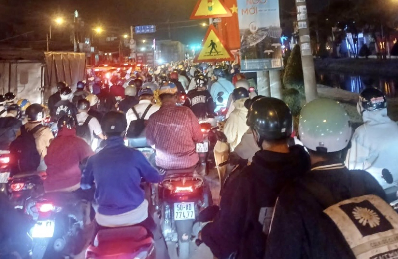 Ùn ứ giao thông các cửa ngõ TP Hồ Chí Minh ngày đầu nghỉ lễ 30/4 -2