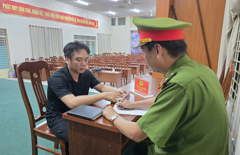 Bắt giữ đối tượng có 2 tiền án, cướp giật điện thoại iPhone rồi… hối hận nhờ người trả lại -1