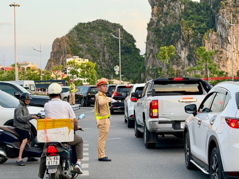 Công an Quảng Ninh, Hải Phòng đảm bảo an toàn tuyệt đối dịp khai mùa du lịch biển -0