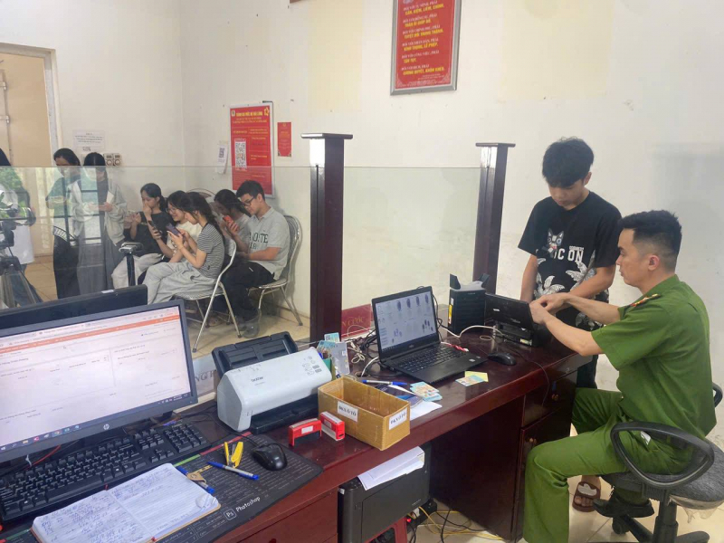 Cao Bằng: Xuyên lễ cấp căn cước, định danh điện tử cho người dân vùng cao -0
