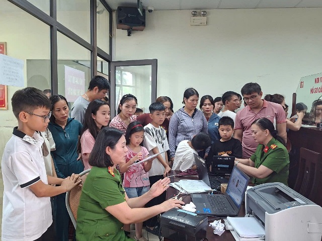 Công an Nghệ An xuyên lễ cấp căn cước và định danh điện tử cho trẻ em -0