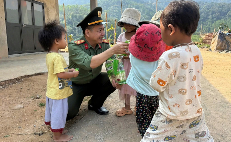 Trung tá Hồng Minh Hiển - “Cánh chim không mỏi” xây dựng thế trận lòng dân nơi biên thùy -0