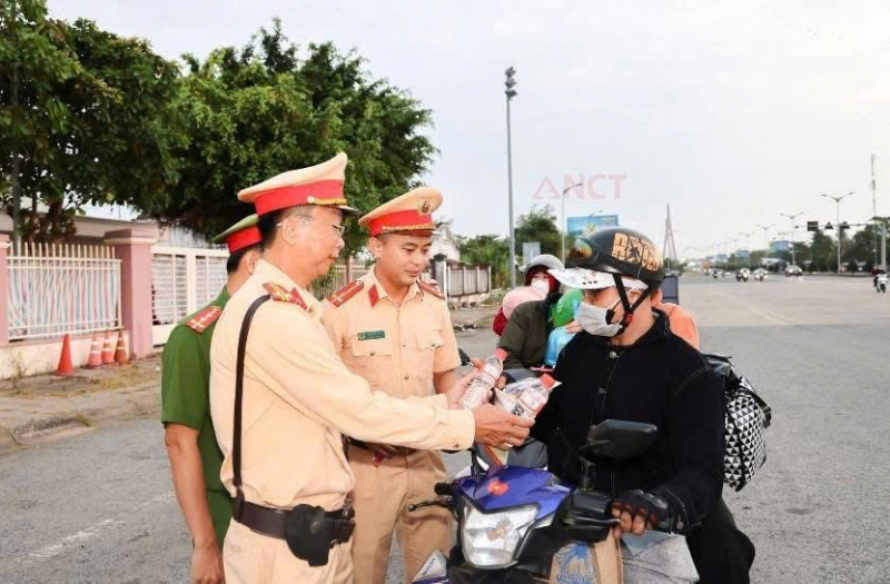 Những cán bộ, chiến sĩ không có ngày nghỉ -0