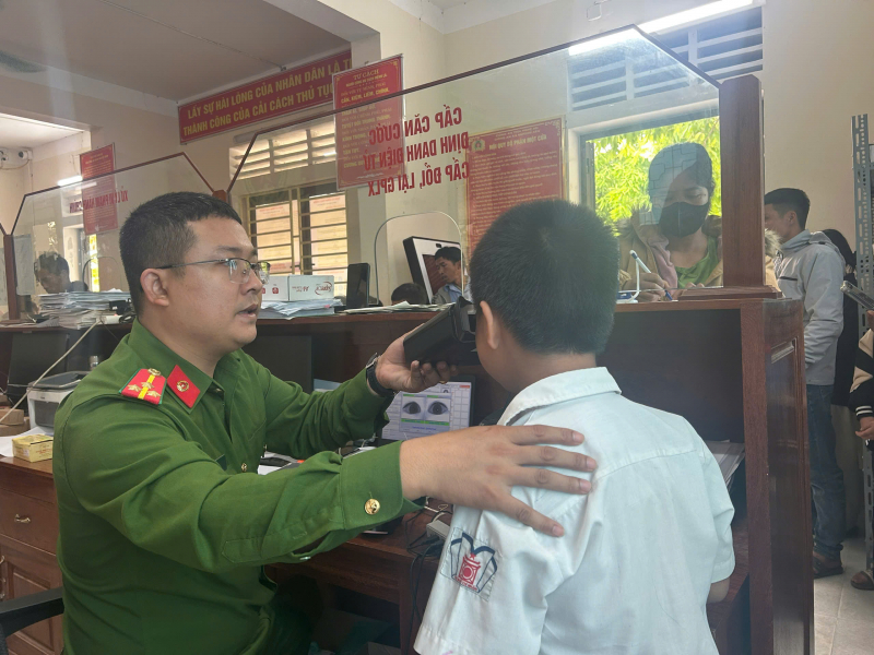 Công an Nghệ An xuyên lễ cấp căn cước và định danh điện tử cho trẻ em -1