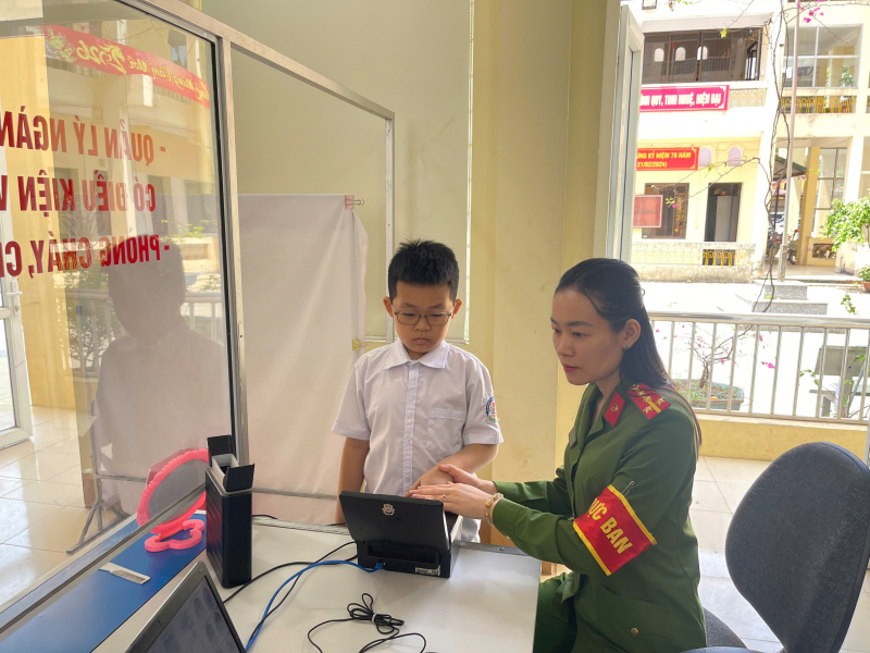 Cao Bằng: Xuyên lễ cấp căn cước, định danh điện tử cho người dân vùng cao -0