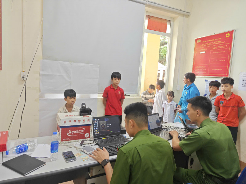 Cao Bằng: Xuyên lễ cấp căn cước, định danh điện tử cho người dân vùng cao -0