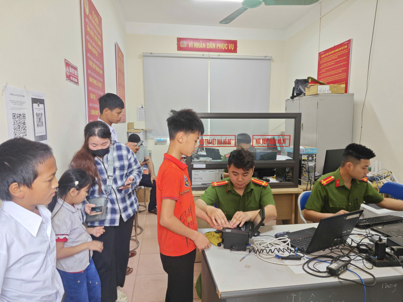 Cao Bằng: Xuyên lễ cấp căn cước, định danh điện tử cho người dân vùng cao -0