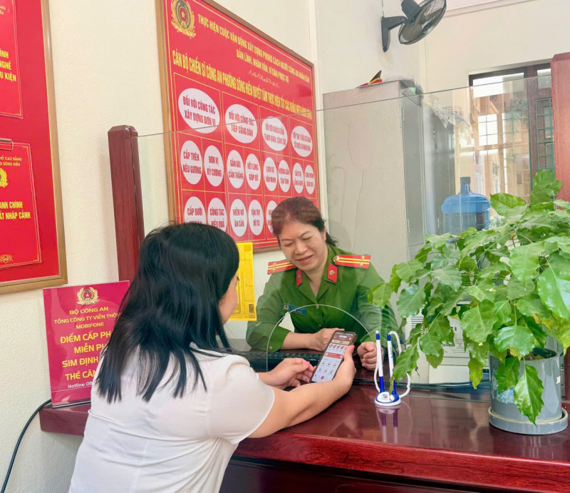 Cao Bằng: Xuyên lễ cấp căn cước, định danh điện tử cho người dân vùng cao -0