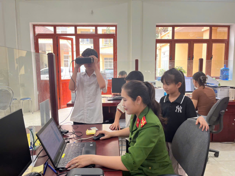 Cao Bằng: Xuyên lễ cấp căn cước, định danh điện tử cho người dân vùng cao -0