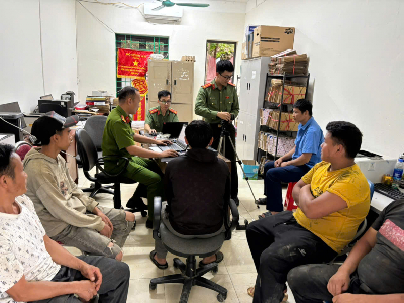 Cao Bằng: Xuyên lễ cấp căn cước, định danh điện tử cho người dân vùng cao -0