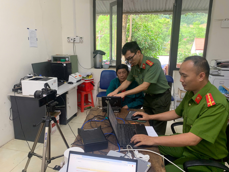 Cao Bằng: Xuyên lễ cấp căn cước, định danh điện tử cho người dân vùng cao -1