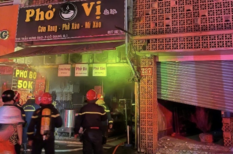 Giải cứu 4 người thoát khỏi đám cháy căn nhà 4 tầng dùng làm quán phở -0