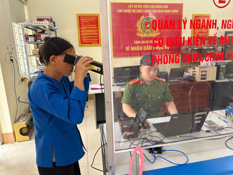 Cao Bằng: Xuyên lễ cấp căn cước, định danh điện tử cho người dân vùng cao -0