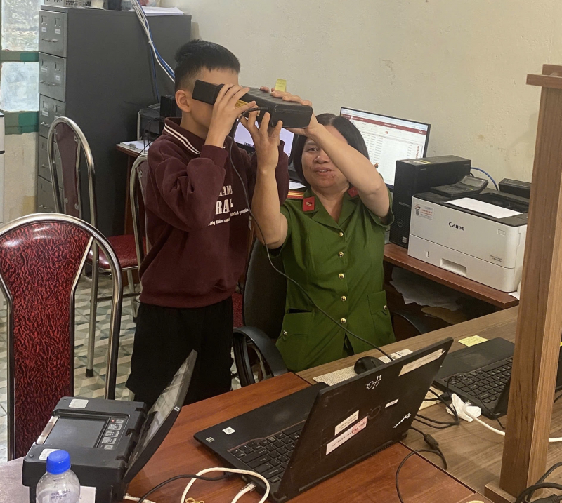 Cao Bằng: Xuyên lễ cấp căn cước, định danh điện tử cho người dân vùng cao -0