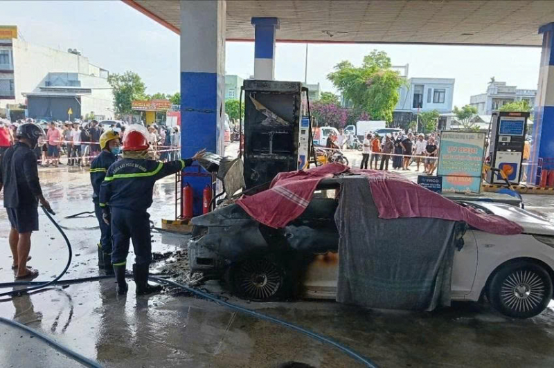 Đà Nẵng: Cháy ô tô tại cây xăng, 2 người tử vong -0