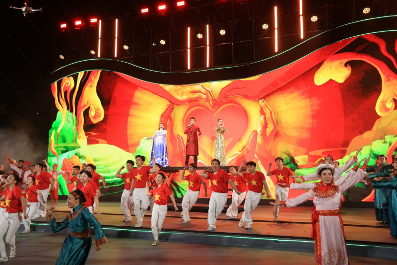 Gala “Tổ quốc bình yên” - Bản hùng ca vang lên trên dòng sông Hàn -0