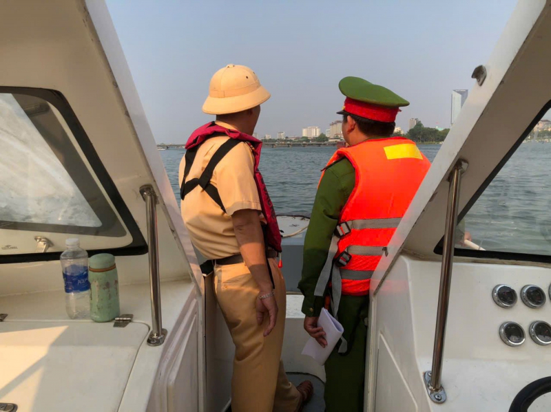 Công an TP Huế đảm bảo an toàn giao thông đường thủy mùa cao điểm du lịch trên sông Hương và đầm phá Tam Giang -0