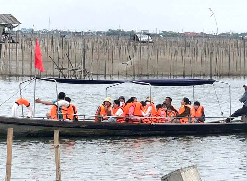 Công an TP Huế đảm bảo an toàn giao thông đường thủy mùa cao điểm du lịch trên sông Hương và đầm phá Tam Giang -0