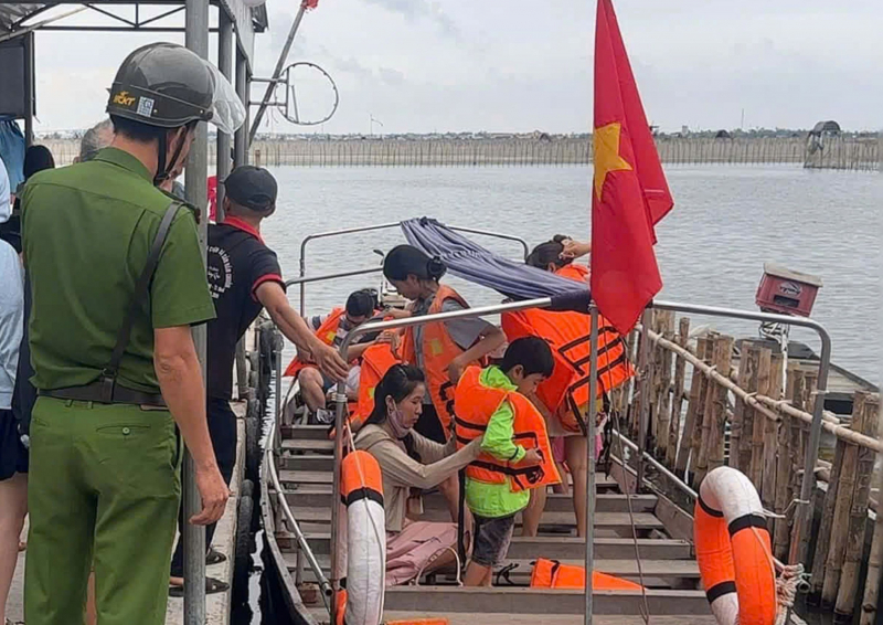 Công an TP Huế đảm bảo an toàn giao thông đường thủy mùa cao điểm du lịch trên sông Hương và đầm phá Tam Giang -0