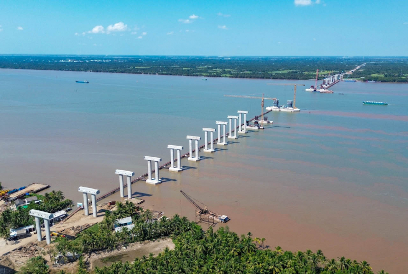 Hàng ngàn kỹ sư, công nhân “đội nắng” thi công trên các công trường trọng điểm sông nước miền Tây -0