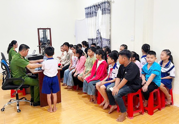 Công an Cà Mau tăng tốc xuyên lễ để cấp căn cước cho học sinh, trẻ em -0