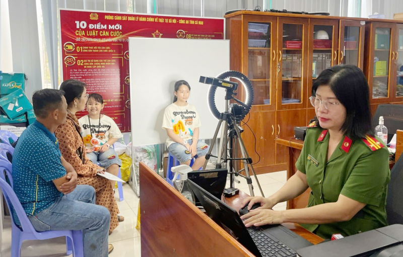 Công an Cà Mau tăng tốc xuyên lễ để cấp căn cước cho học sinh, trẻ em -0