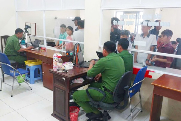 Công an Cà Mau tăng tốc xuyên lễ để cấp căn cước cho học sinh, trẻ em -0