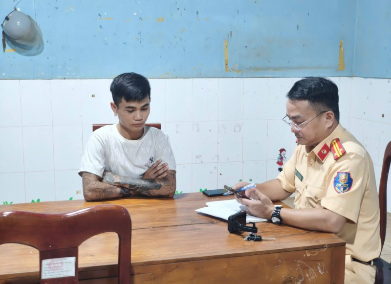 Nhóm thanh niên “bốc đầu” để câu view trên mạng xã hội -1