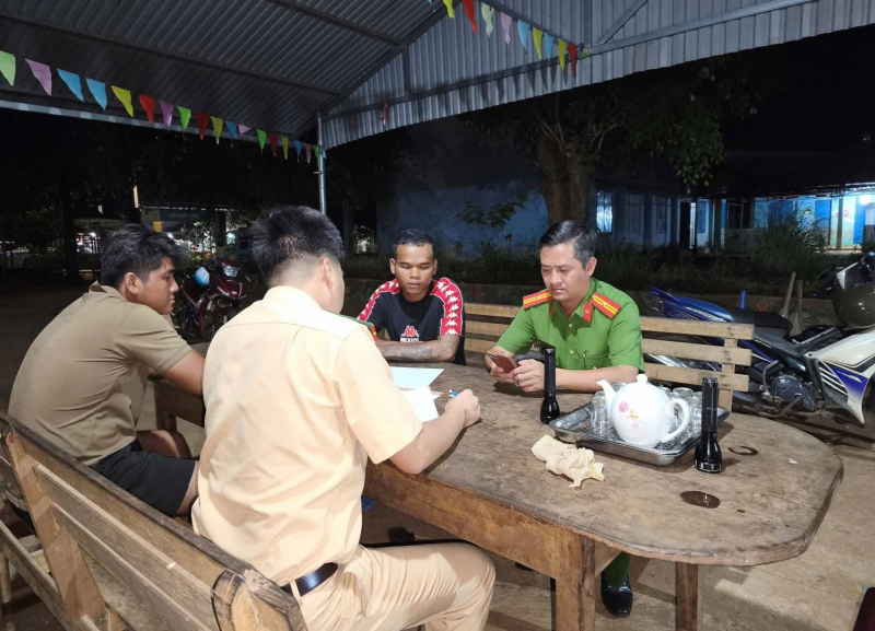 Nhóm thanh niên “bốc đầu” để câu view trên mạng xã hội -0