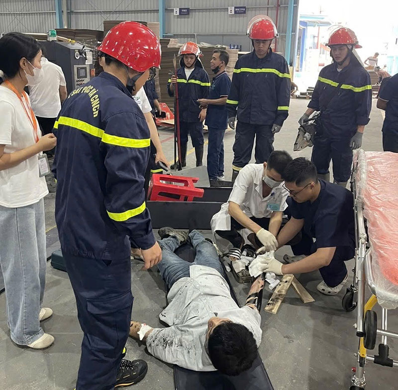 Kịp thời cứu nạn công nhân mắc kẹt trong máy sản xuất ở Bắc Ninh -0
