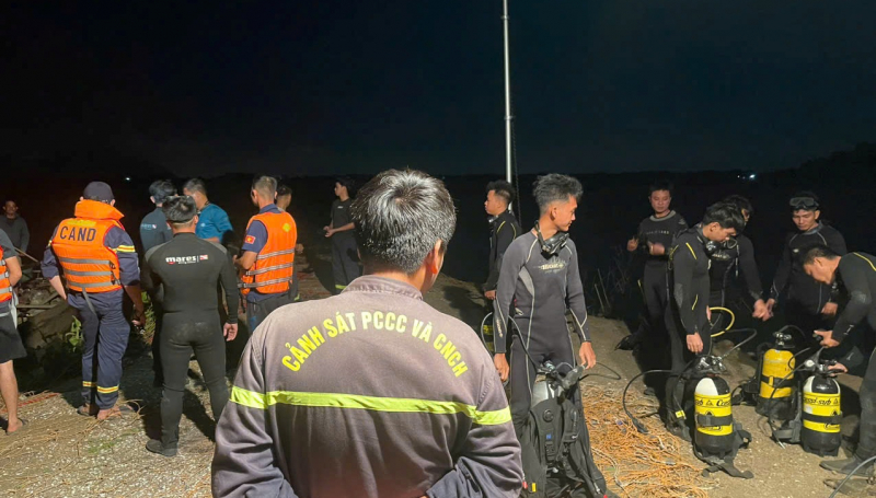 Tìm thấy thi thể giám đốc người nước ngoài mất tích khi chèo thuyền SUP ở hồ Đá Đen -2