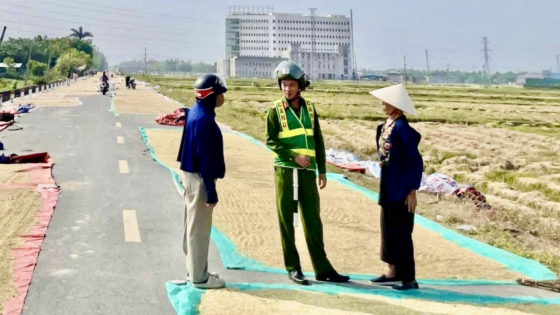 Giữ bình yên từ những con đường ở vùng quê “đất lửa” -0