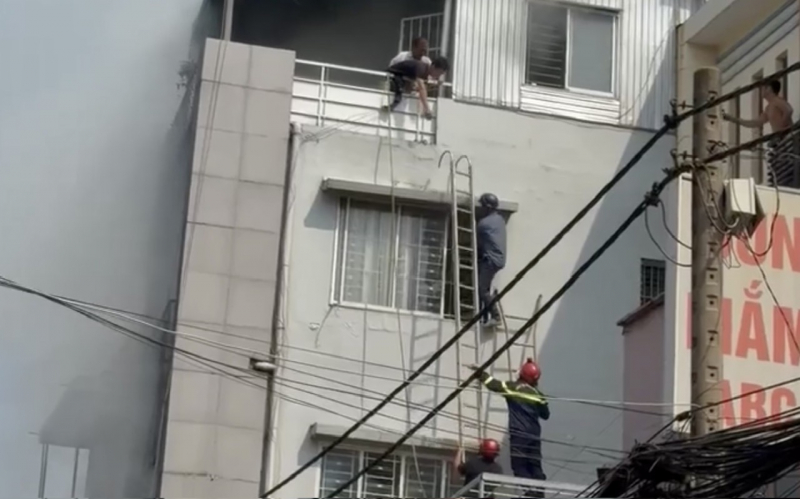Cảnh sát bắc thang giải cứu 3 người thoát khỏi đám cháy nhà cao tầng -2